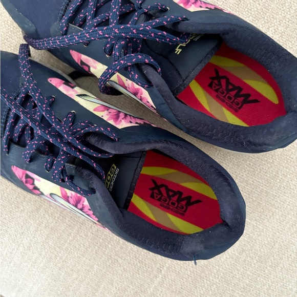 Skechers Golf shoes with Pink Floral Design - Picture 2 of 4